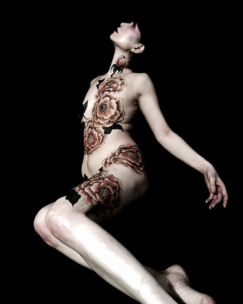 Japanese body art from the Hook Azuma: painting in ink on female bodies