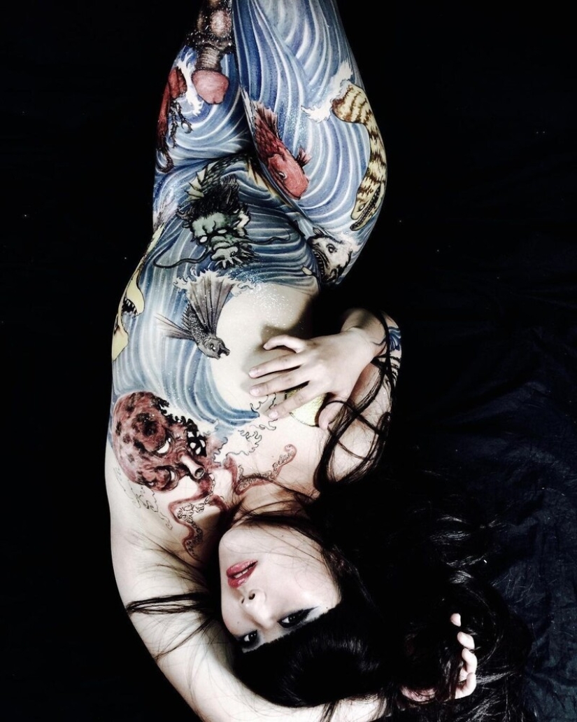 Japonés del arte de cuerpo del Gancho Azuma: la pintura en tinta sobre los cuerpos femeninos