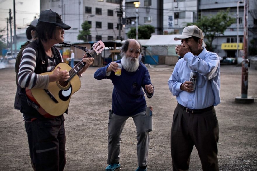 Japonés sin hogar, Satanistas y los raperos: fotógrafo documentos de la vida de las subculturas de todo el mundo