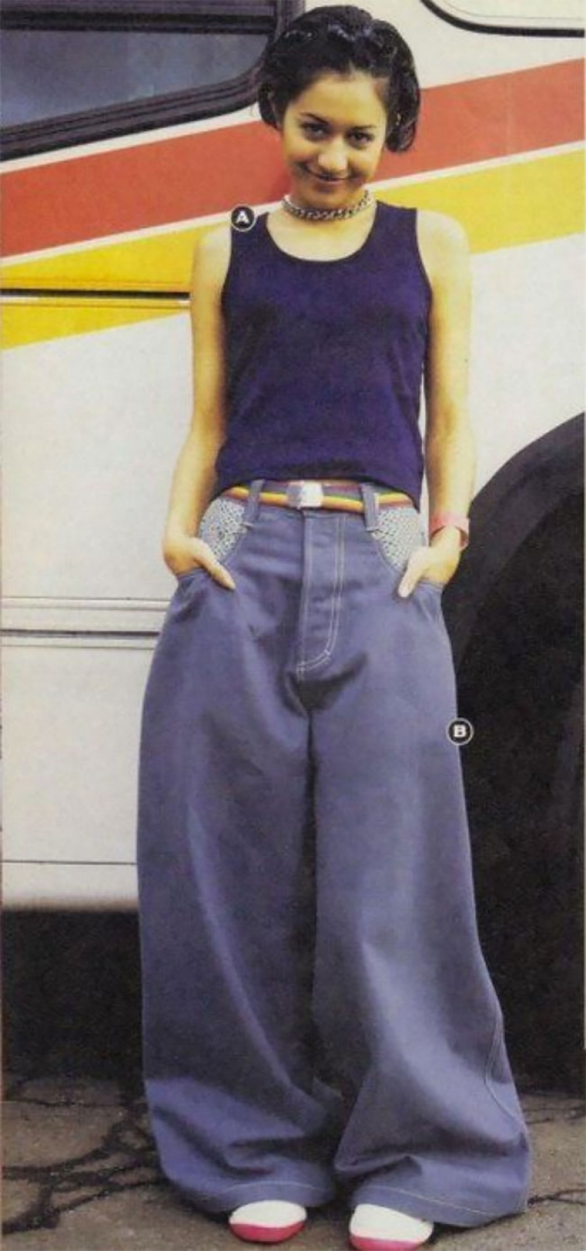 Jeans with wide legs: a strange fashion trend from the 90s, which is coming back again