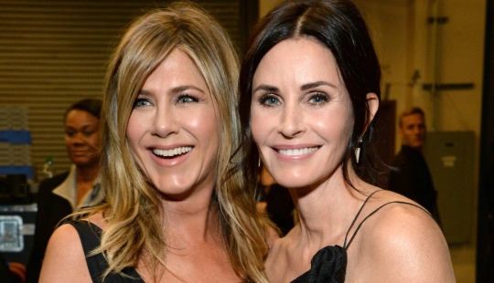 Jennifer Aniston juró obscenamente e hizo un gesto obsceno mientras jugaba al billar con Courteney Cox