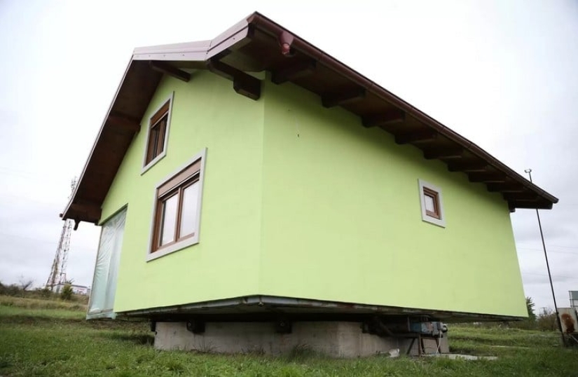Jubilado bosnio construyó una casa giratoria para complacer a una esposa gruñona