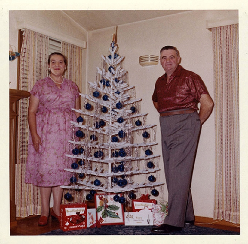 Juguetón foto bajo el árbol de Navidad de discos viejos