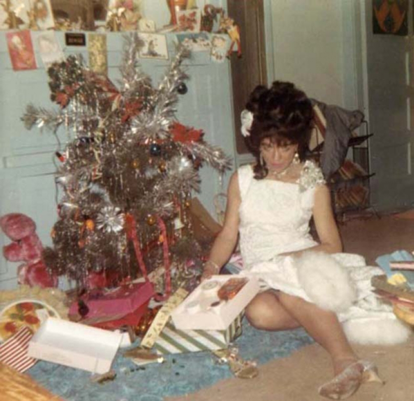 Juguetón foto bajo el árbol de Navidad de discos viejos