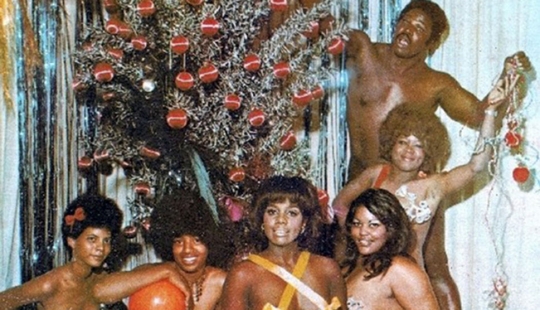 Juguetón foto bajo el árbol de Navidad de discos viejos