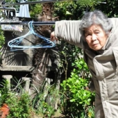 La abuela japonesa se convirtió en fotógrafa a los 72 años y ahora hace autorretratos divertidos