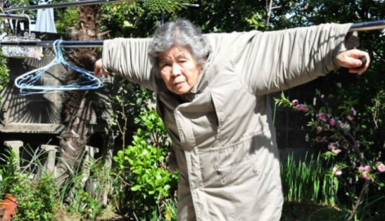 La abuela japonesa se convirtió en fotógrafa a los 72 años y ahora hace autorretratos divertidos