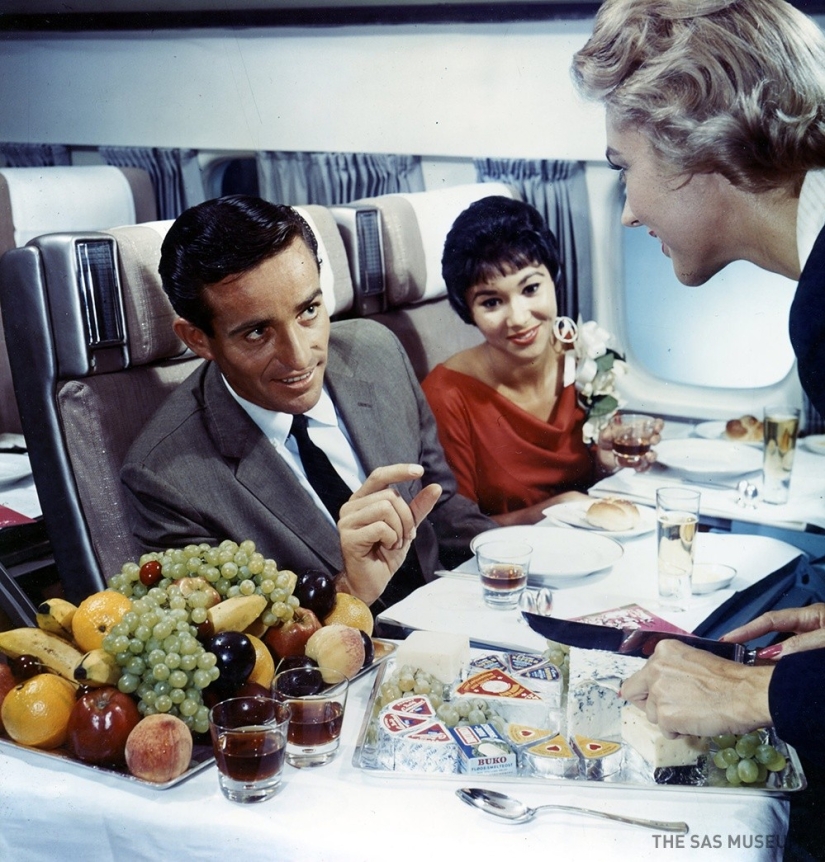 La aerolínea noruega mostró lo que se alimentaba de aviones hace medio siglo