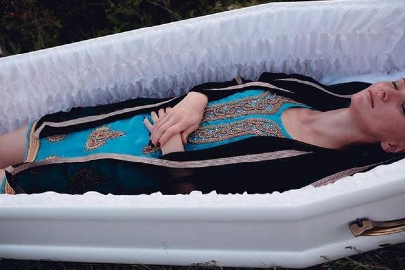 La agencia funeraria presentó una colección de ropa para los muertos