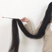 La chica con el pelo más largo en Japón se ve obligada a soportar el ridículo