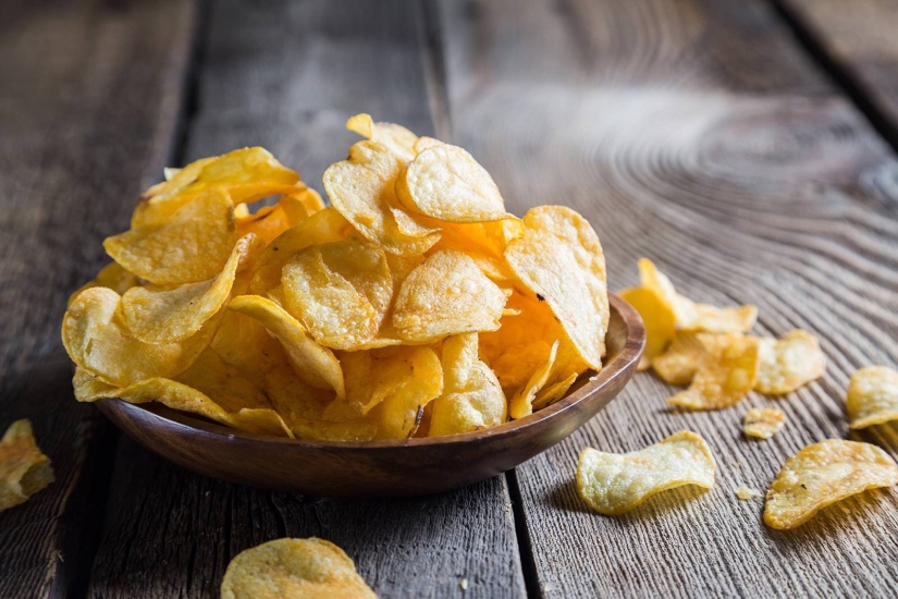 La compañía Lay presentó chaquetas de plumas hechas de paquetes reciclados de chips