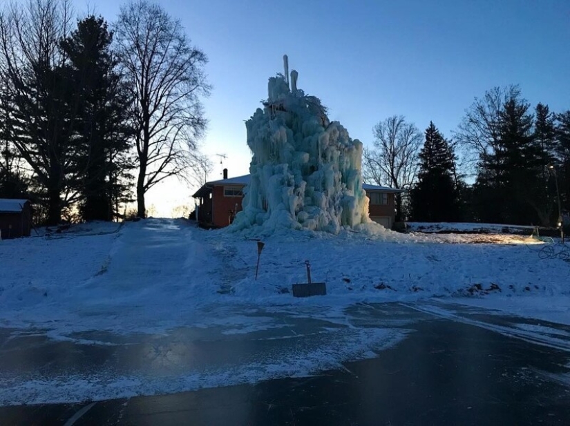 La familia construye una casa al lado de una enorme escultura de hielo cada Navidad
