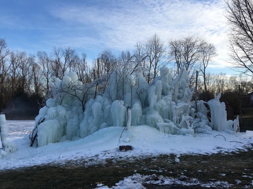 La familia construye una casa al lado de una enorme escultura de hielo cada Navidad