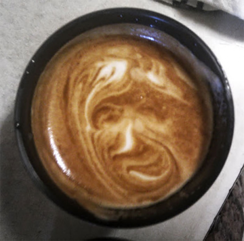 La gente comparte el arte del café al azar