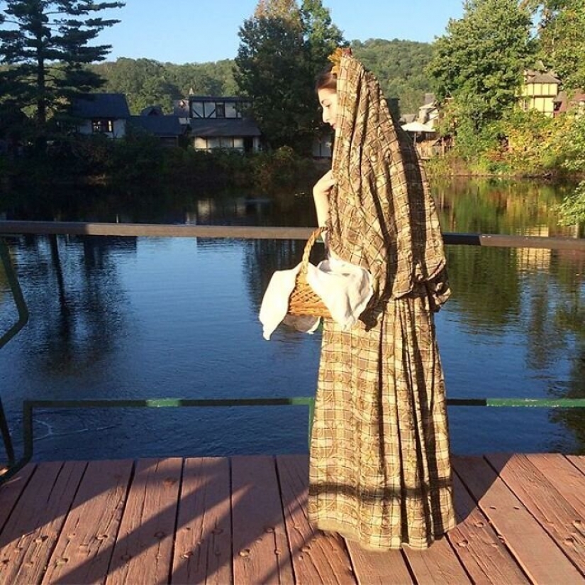 La moda de los viajes en el tiempo: una chica en la histórica ciudad de trajes estaba fascinado por la Red