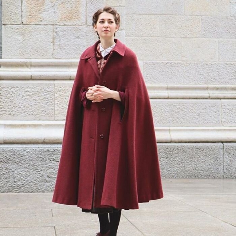 La moda de los viajes en el tiempo: una chica en la histórica ciudad de trajes estaba fascinado por la Red