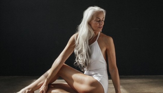 La modelo de 60 años Yasmina Rossi protagonizó un anuncio de traje de baño