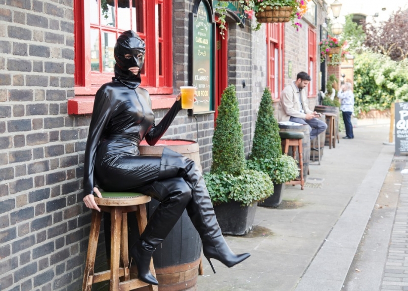 La modelo recorrió las calles de Londres con un atuendo provocativo, como Kim Kardashian
