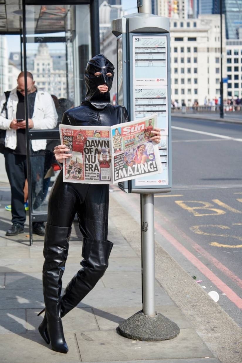 La modelo recorrió las calles de Londres con un atuendo provocativo, como Kim Kardashian