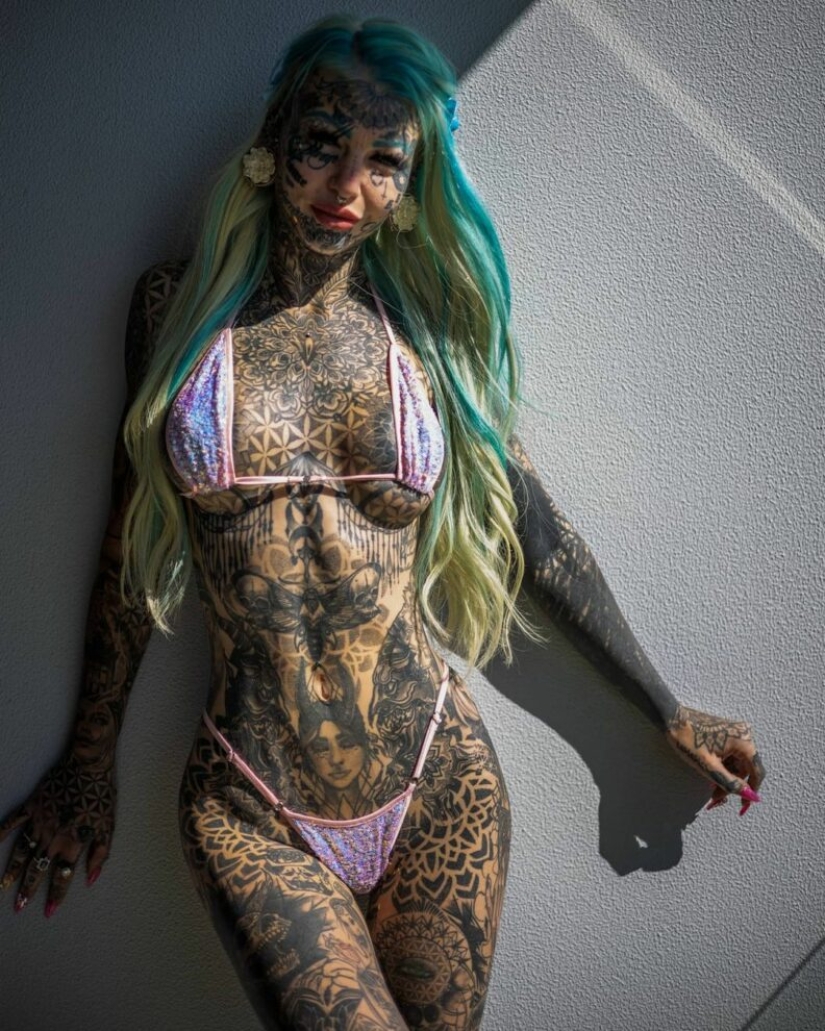 La mujer australiana se cubrió completamente con un tatuaje para deshacerse de la incertidumbre