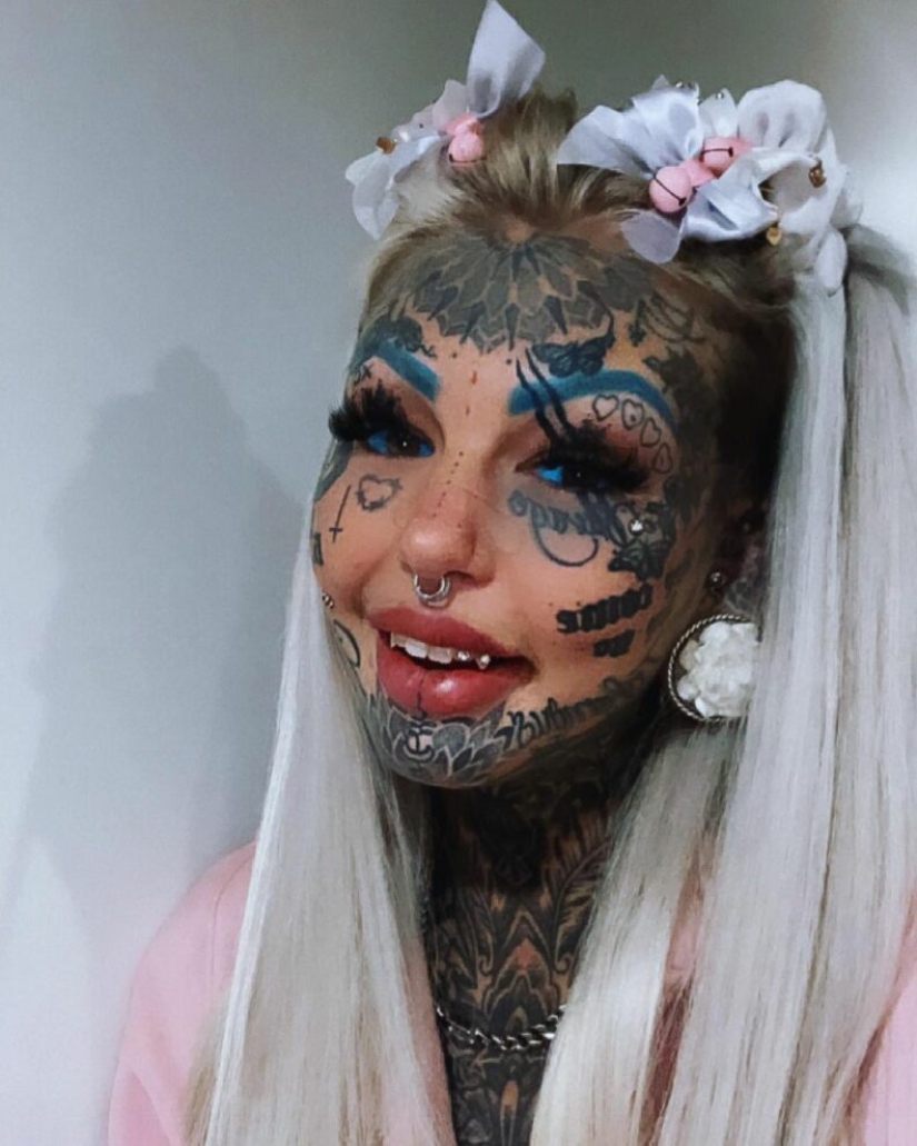 La mujer australiana se cubrió completamente con un tatuaje para deshacerse de la incertidumbre