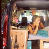 La niña se ha convertido una vieja furgoneta en una casa rodante y viaja por el mundo con su perro