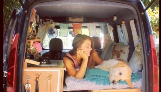 La niña se ha convertido una vieja furgoneta en una casa rodante y viaja por el mundo con su perro La niña se ha convertido una vieja furgoneta en una casa rodante y viaja por el mundo con su perro