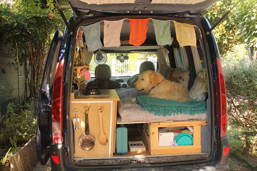 La niña se ha convertido una vieja furgoneta en una casa rodante y viaja por el mundo con su perro