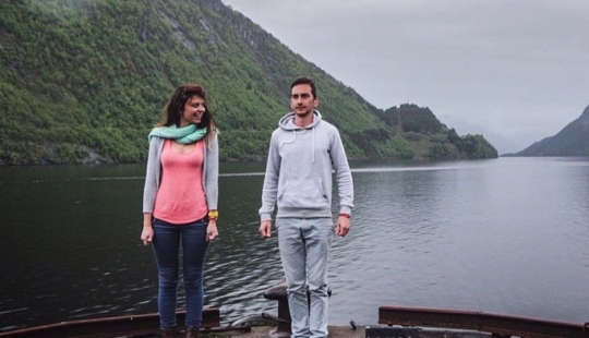 La pareja renunció a sus trabajos y se fue de viaje. Ahora limpia inodoros por dinero La pareja renunció a sus trabajos y se fue de viaje. Ahora limpia inodoros por dinero