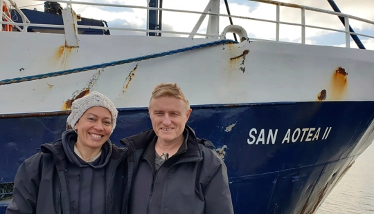 La pareja se quedó atrapada en las islas durante su luna de miel y tardó 30 días en llegar a casa en un barco de pesca