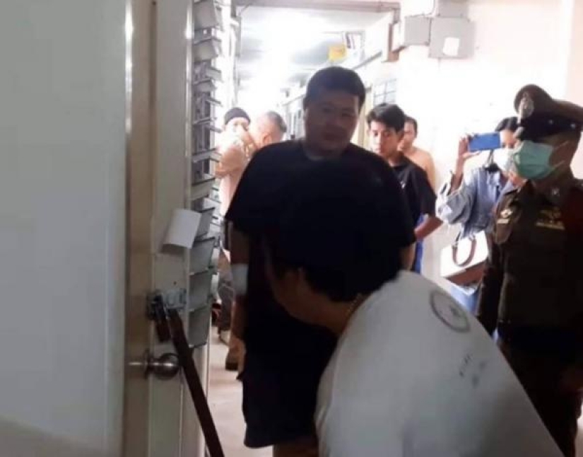 La policía tailandesa rompió la puerta "fragante" apartamento, pero no se trataba de un cadáver
