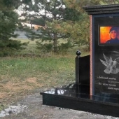 La primera tumba con un televisor apareció en el cementerio de Novosibirsk