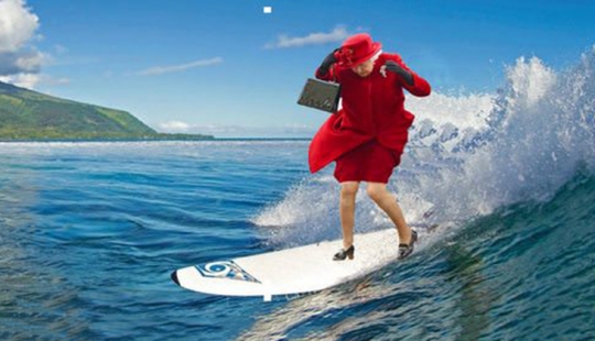 La reina Isabel II a través de recortes de las olas y de bailar con el rey del pop