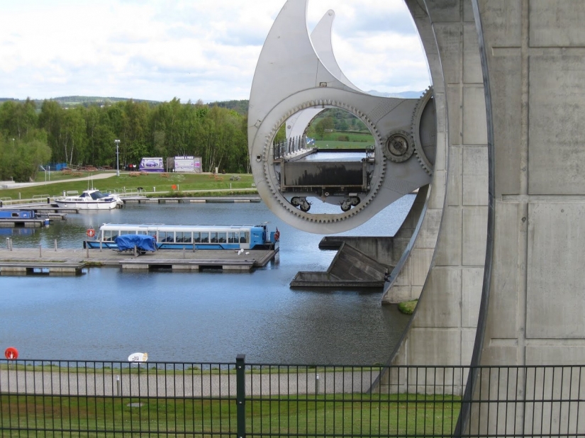 La rueda Falkirk es una estructura giratoria única que levanta barcos enteros