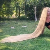 La verdadera Rapunzel, que no se ha cortado el cabello rubio natural durante 30 AÑOS, revela el secreto de los mechones largos.