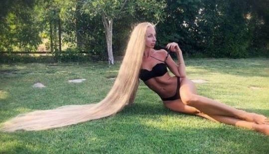 La verdadera Rapunzel, que no se ha cortado el cabello rubio natural durante 30 AÑOS, revela el secreto de los mechones largos.