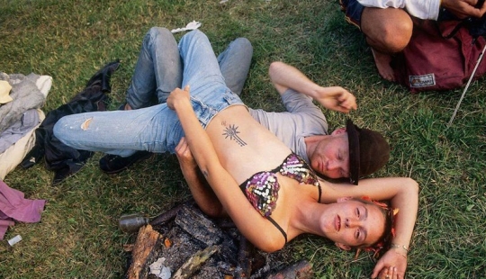 La vida nómada de los Ravers de la década de 1990 en la lente de Tom Hunter