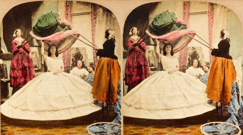 Ladies in bulky dresses: as in the past, women had to cope with toilet