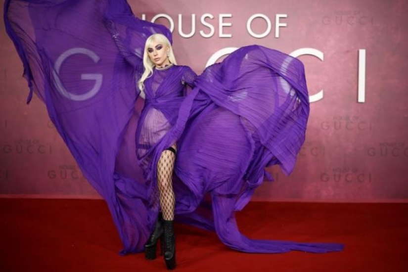 Lady Gaga y otros actores en el estreno de "Gucci House"