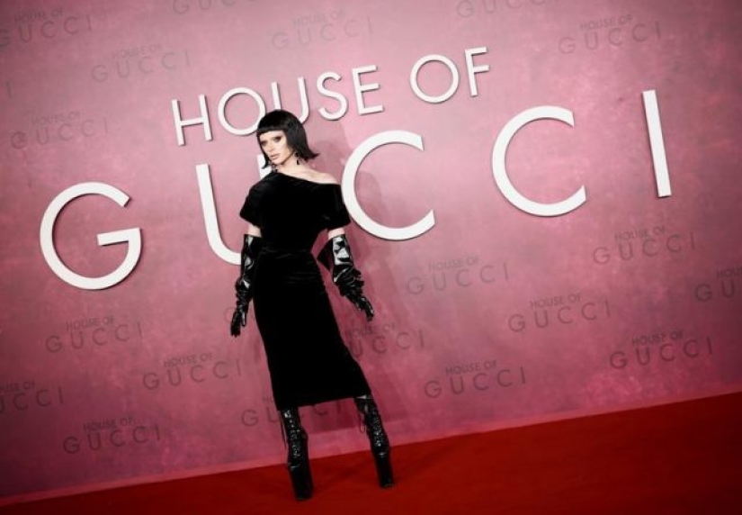 Lady Gaga y otros actores en el estreno de "Gucci House"