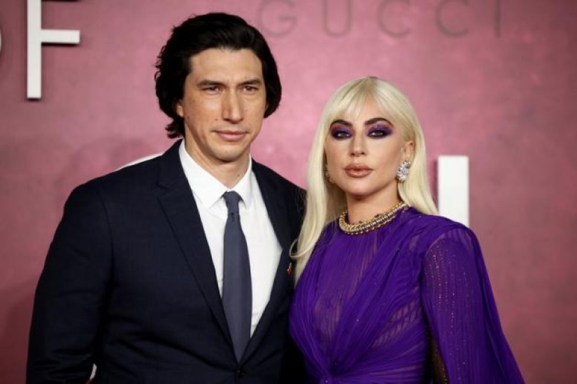 Lady Gaga y otros actores en el estreno de "Gucci House"