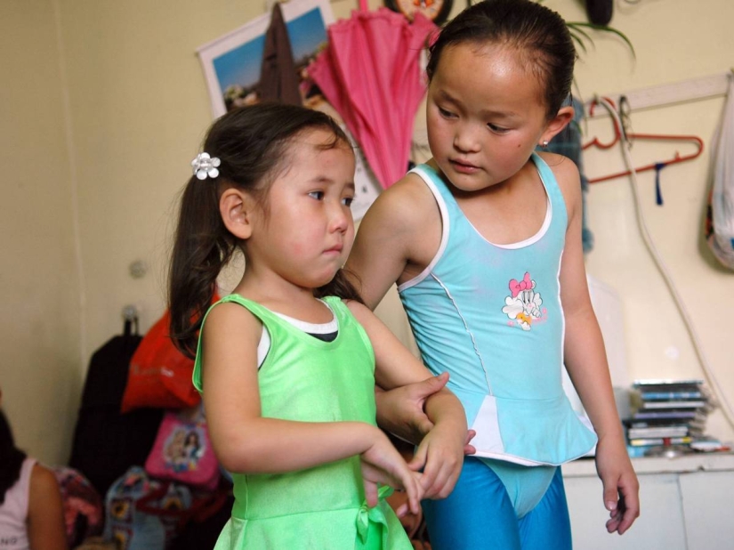 Las chicas mongolas son sacadas de su familia para convertirse en acróbatas famosas