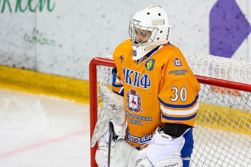 Las niñas y el hockey: 5 jugadores de hockey rusos encantadores en uniforme y sin