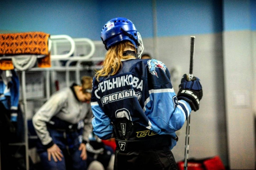 Las niñas y el hockey: 5 jugadores de hockey rusos encantadores en uniforme y sin