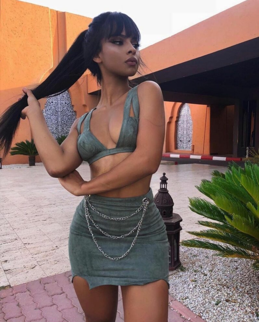 Lemi Beauty is a hot babe for 2.5 million... subscribers