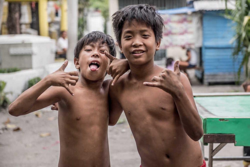 Living Among the Dead - Living in a Manila Cemetery