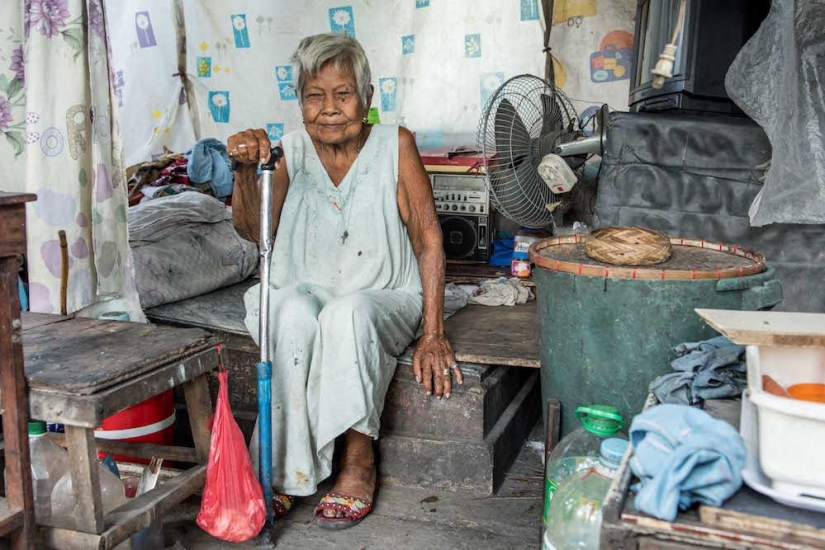 Living Among the Dead - Living in a Manila Cemetery