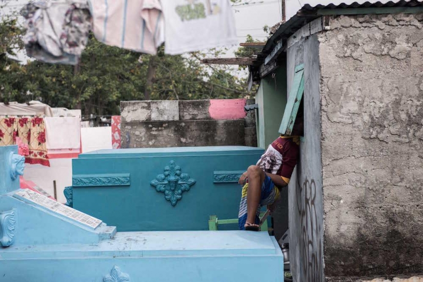 Living Among the Dead - Living in a Manila Cemetery