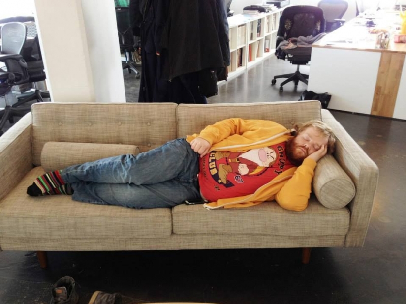 Esto es lo que sucede cuando duermes en tu lugar de trabajo.