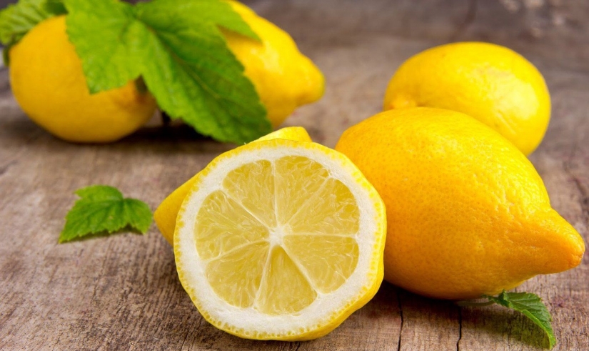 Los 10 beneficios para la salud más sorprendentes de los limones